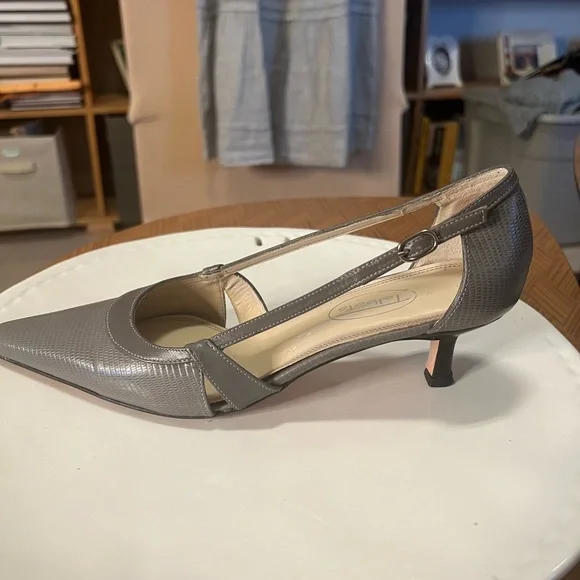 Classic Talbots Genuine Leather Heels - Picture 4 of 8